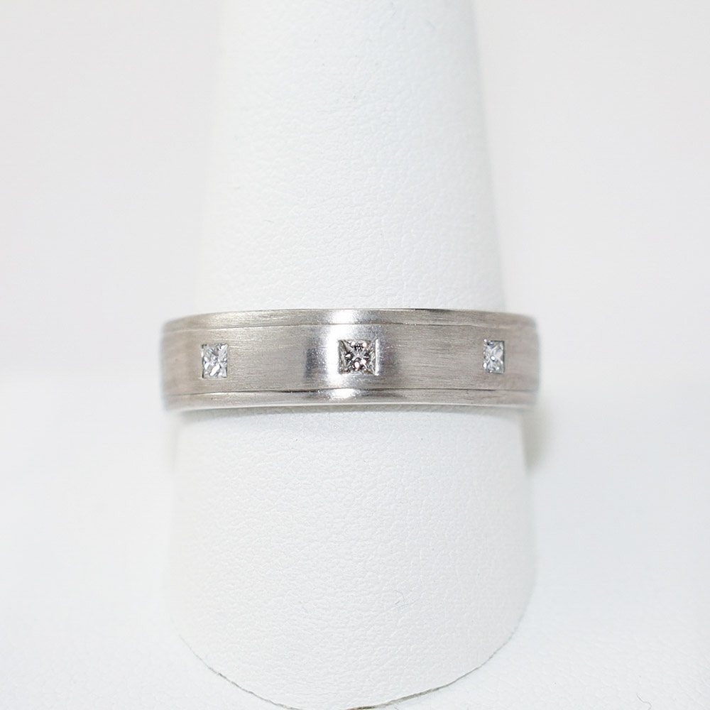 The Silver Queen. Men s Novell 14K White Gold Diamond Wedding Band