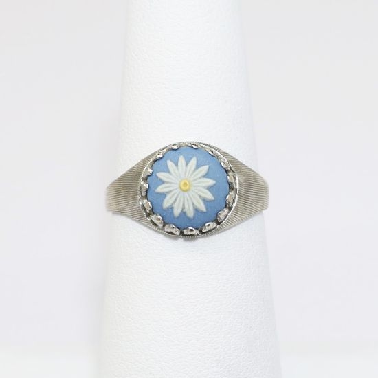 Picture of Vintage Mid Century 14k White Gold & Wedgwood Jasperware Daisy Ring