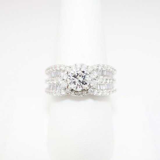 Picture of 18k White Gold & Round Brilliant Diamond Engagement Ring