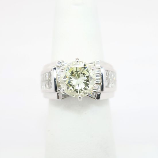 Picture of 2.53ct Round Brilliant Diamond Ring in 18k White Gold