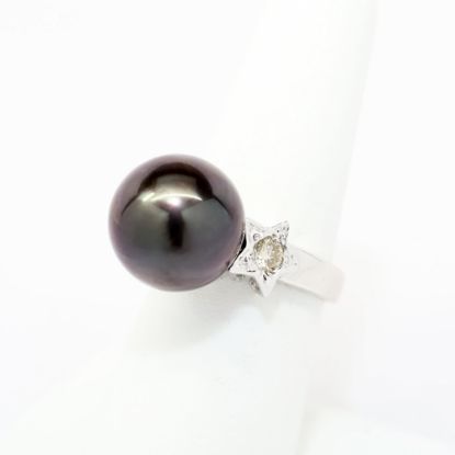 Picture of 18k White Gold Diamond Set Stars Ring with Black Pearl Center