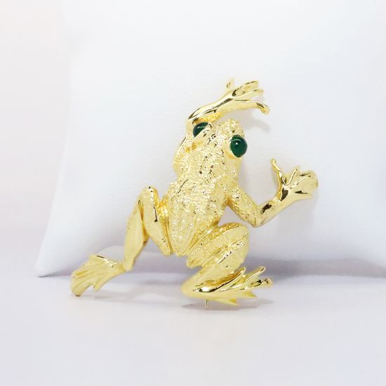 Picture of 18k Yellow Gold Climbing Frog Brooch with Emerald Cabochon Eyes