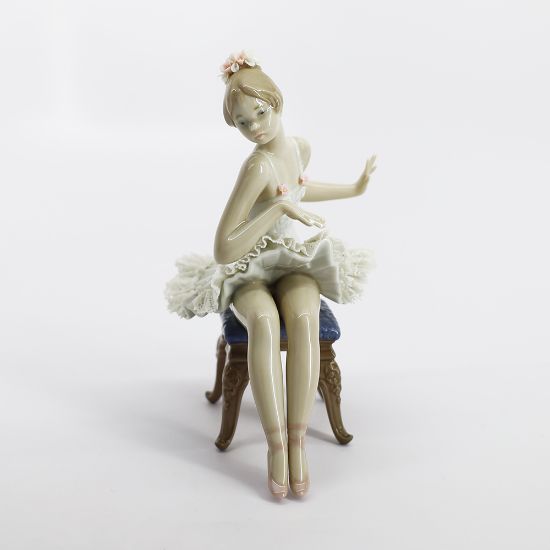 Picture of Lladro Porcelain Ballerina Figurine #5496 'Recital'