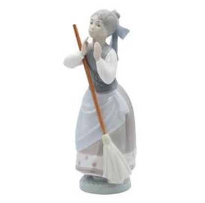 Picture of Lladro #5025 "A Clean Sweep".