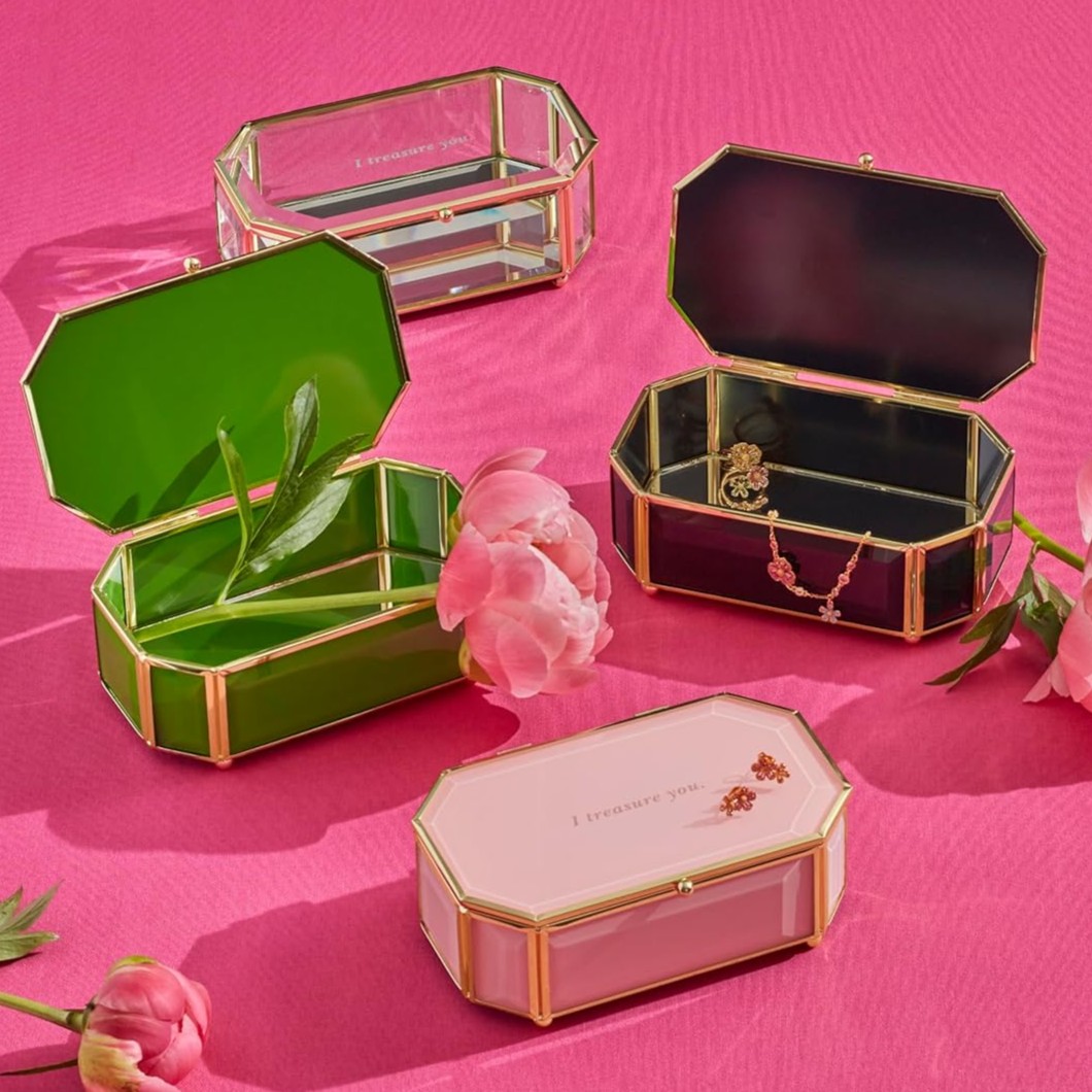 Show products in the Treasured pattern
