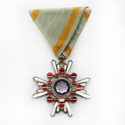 Picture of Cased Order of the Sacred Treasure 5th Class Medal