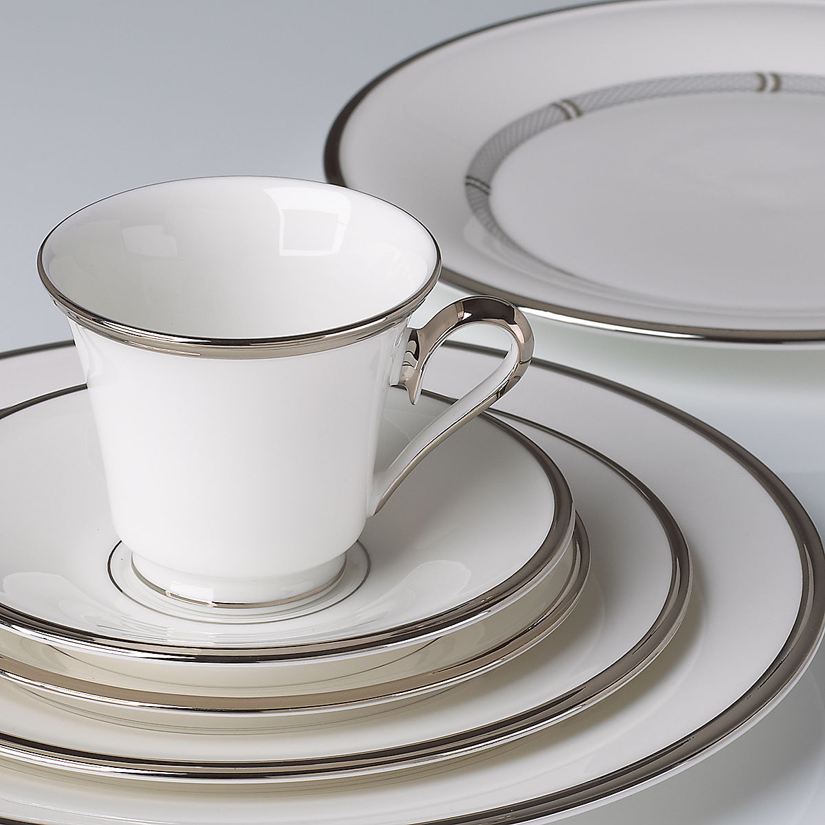 Show products in the Solitaire White pattern